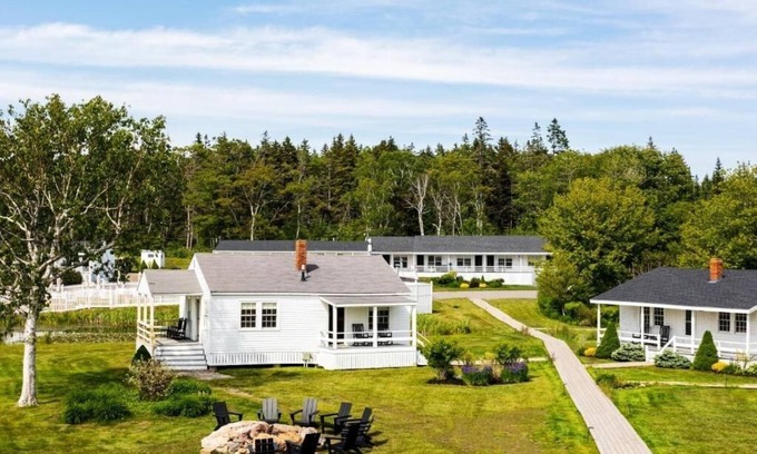 Ocean Point Hotel | Family Friendly Stay | Card Cove King w/Porch | Bluebird Ocean Point Inn