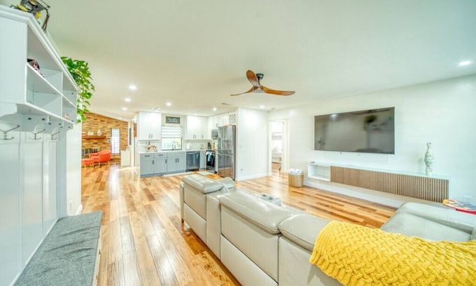 Diplomat House | Family Friendly Stay - Tesla charger
