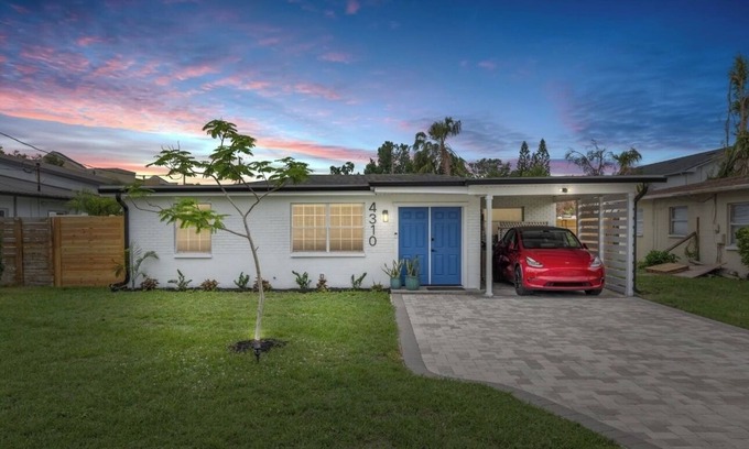 Carver City - Lincoln Gardens House | Family-Friendly Tampa Retreat w/Back & Playset