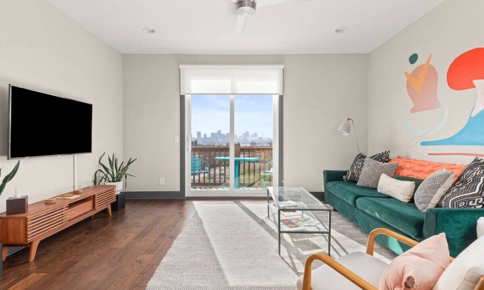 Katie Hill Neighborhood House | Family-friendly Townhouse with stunning Skyline View & Balcony