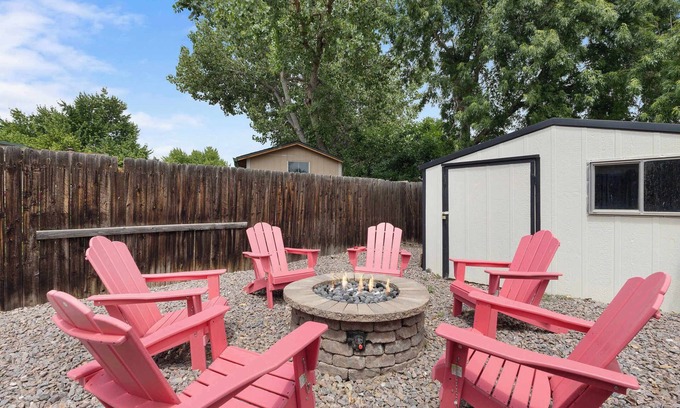 Ralston Valley House | Family Fun in Arvada- Hot Tub- Game Room- HD TVs!