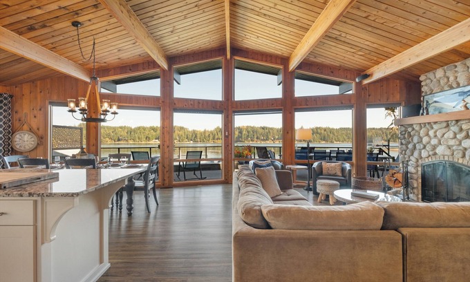 Shelton House | Family Fun-Waterfront-Pickleball-Sauna-Pool-kayaks