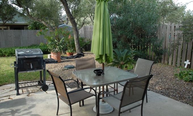 Rockport House | * Family Getaway /Beach & Shopping Less than 2 Miles /Sleeps 8 /2 Bath *