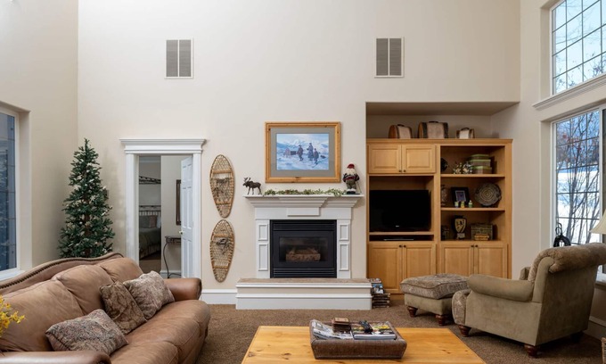 Midway House | Family Getaway~Hot Tub, Ice Castles & Tubing HS