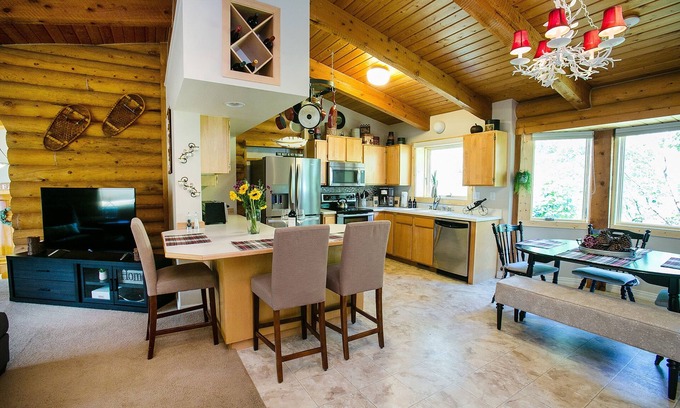 Nederland House | Family Getaway in Ned! Theater, Game Room & Garage