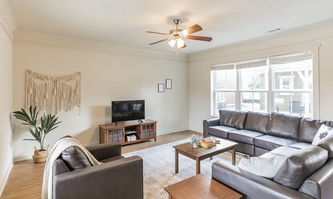 San Marcos House | Family Getaway in San Marcos + Sleeps 12!