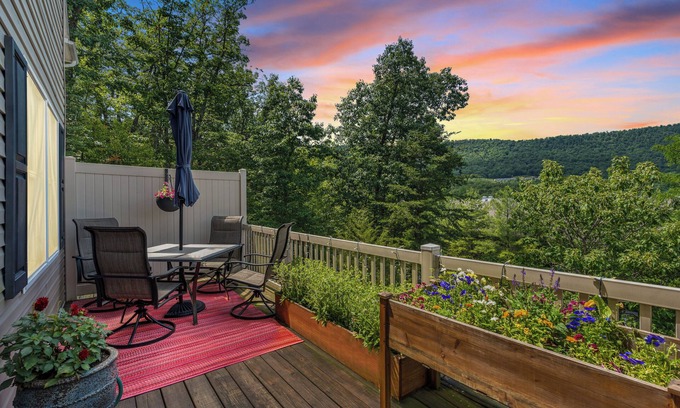 Massanutten House | Family & Group Friendly Mountain Retreat w/HotTub,EV Charger,Ski,Mountain View
