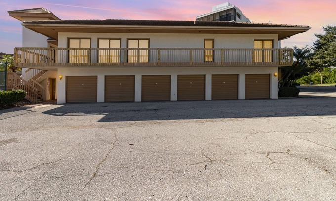 Laurel Condo | Family Guesthouse with Pool Views minutes from Nokomis Beach