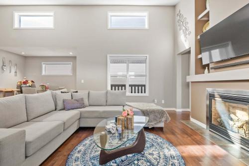 Calgary House | Family Home 4BR - Near Airport! FREE Banff Pass - BBQ - Netflix - Gym - Games!