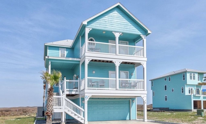 Port Aransas House | Family home, Beach, Ocean views, Community headed pool & hot tub, game room