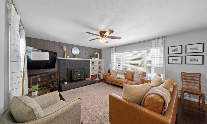 Lee's Summit House | Family Home Great Space|Sleeps 13|Pets +Parking