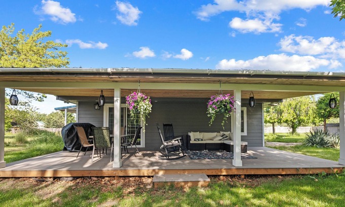 La Grande House | Family Home on 1 Acre w/Deck, Coffee Bar & Orchard