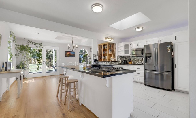 Chico House | Family Home w plants, Large Master w ensuite Bathtub