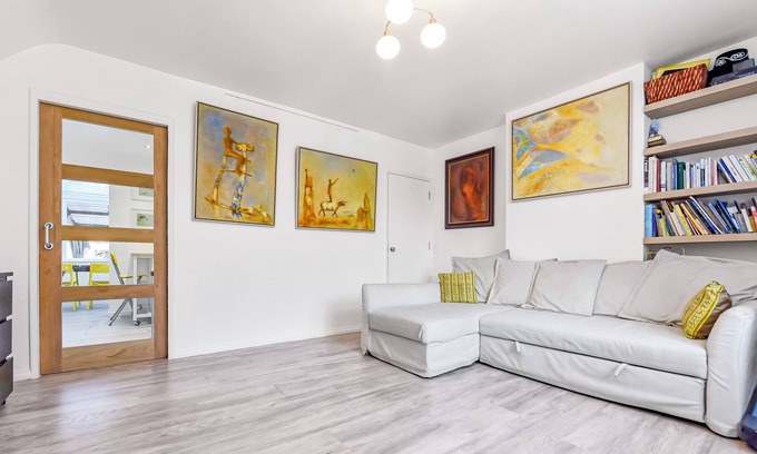 Elthorne House | Family House in the Heart of Hanwell with 5 stars!