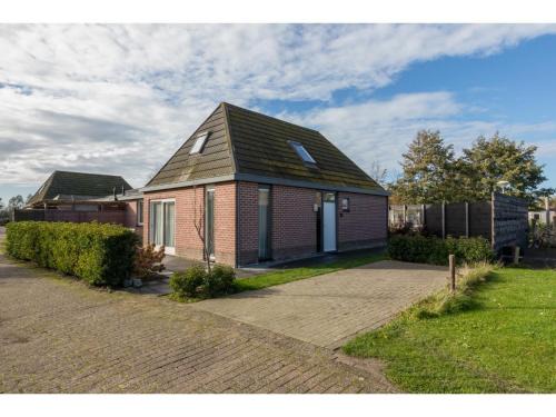 Serooskerke House | Family house on a small park with a large playing field