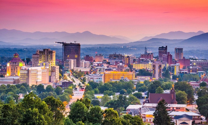 Asheville Cottage | Family & Pet-Friendly Cottage | Fire Pit | Hot Tub | Biltmore Chihuly discount