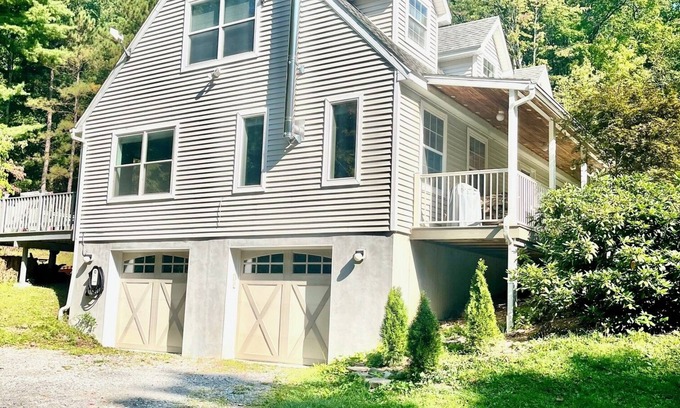 Ithaca House | Family/Pet Friendly Cape close to Cornell and Ithaca College