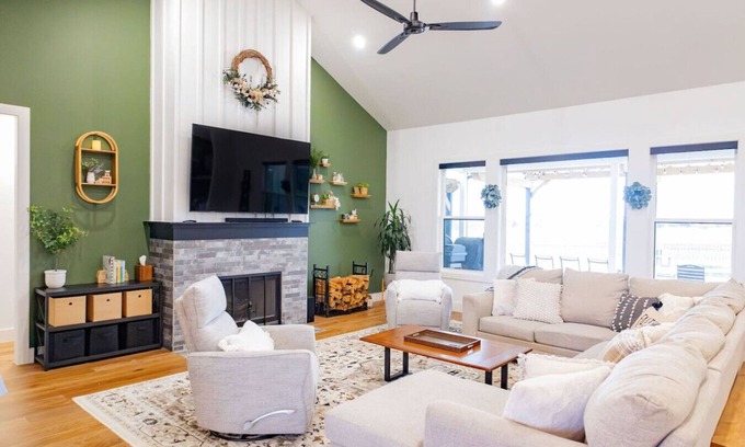 McLennan County House | Family Retreat near Waco 2 LR Spa & Arcade