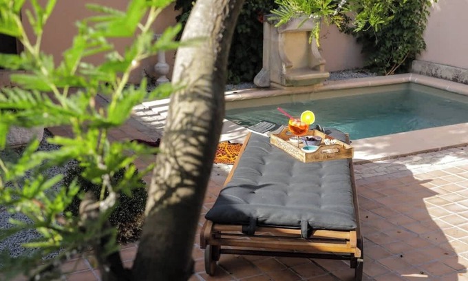 Noves Bed & Breakfast | Family room breakfast private pool and garden