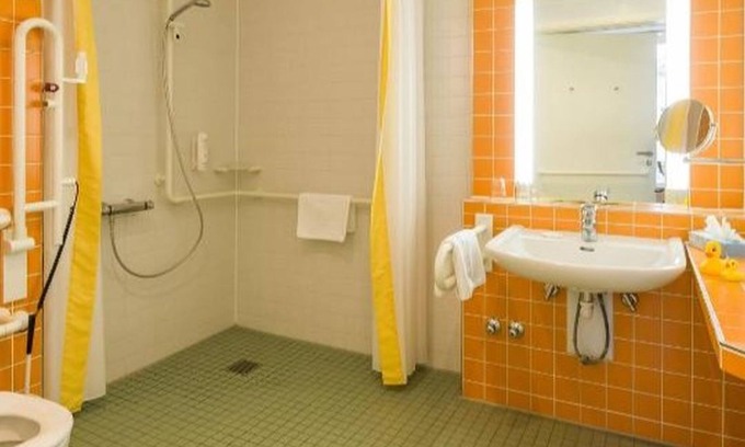 Rheinsberg Apartment | Family room with shower and toilet