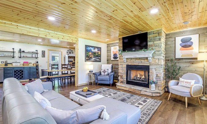 Gatlinburg - Pigeon Forge Cottage | Family Sevierville Cottage w/Game Room & Hot Tub!