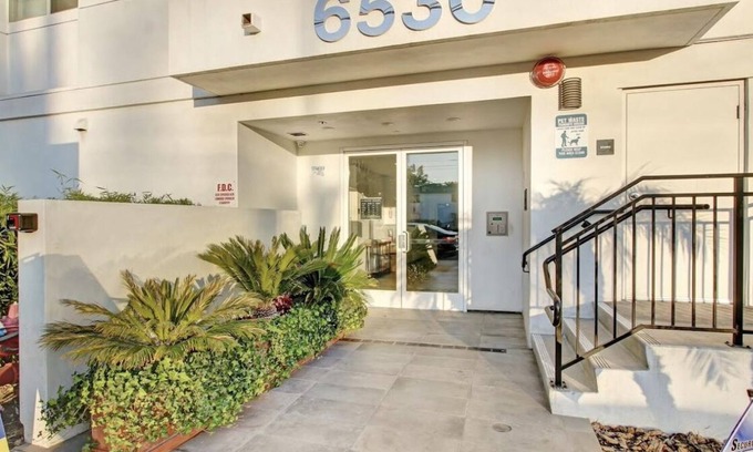 Van Nuys Apartment | Family sized, centrally-located apartment near the freeway & main streets of LA!