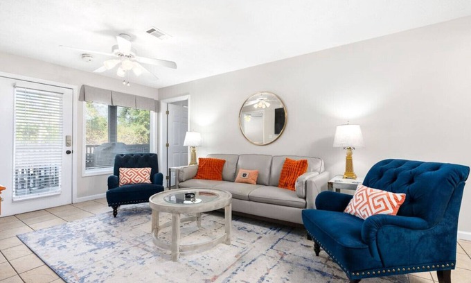 Auburn Apartment | *Family Stay 2 minutes to downtown Sleeps 10