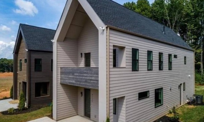 Sugar Creek House | Family-style Scandinavian-designed home sleeps 10