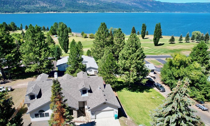 Cascade House | Family Ties ~ Amazing home with views - Sleeps 20 - Game room - Fireplace - Wifi