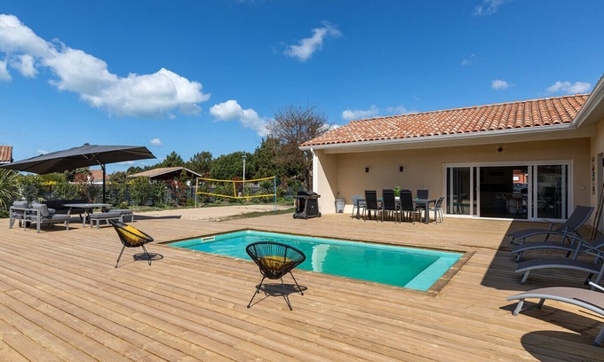 Vensac Villa | Family villa for 10 people with heated pool close to the ocean.