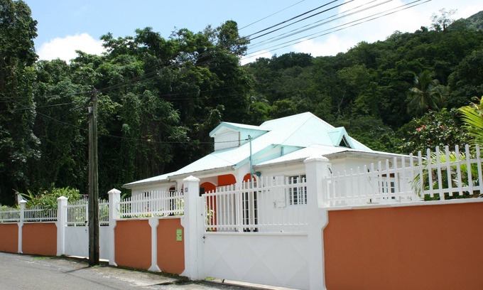 Pointe-Noire House | Family villa with Creole garden, river and tropical forest in Pointe Noire