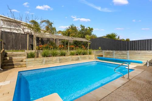 Cowes House | Family w Large Pool & Game Garage Wlk to Beach