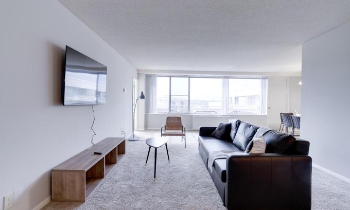 Crystal City Apartment | Fantastic 2 BR Apt + Den @Crystal City With Gym