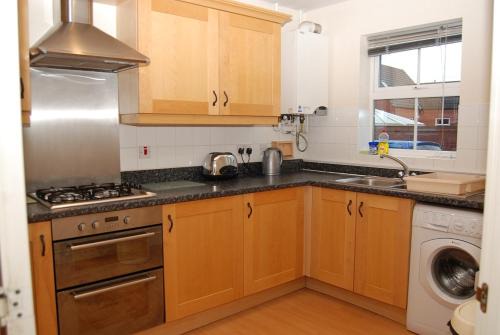 West Bromwich House | Fantastic 4 bed house with 3 bathrooms in pleasant location