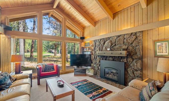 Black Butte Ranch House | Fantastic Cabin on Golf Course, Two Primary Suites, Huge Deck, Pet Friendly, Resort Amenities