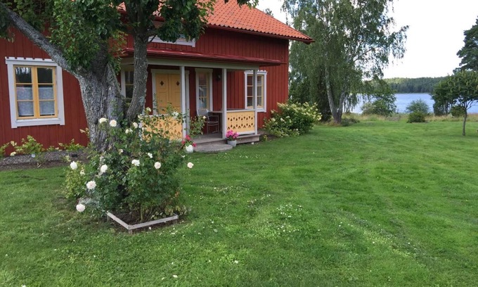 Gnesta Municipality House | Fantastic holiday home directly at the lake Nyckelsjön