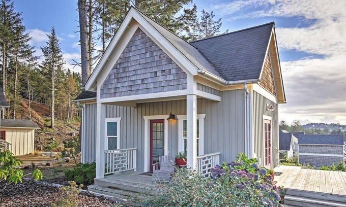 Olivia Beach House | Fantastic Olivia Beach Cabin, Pet Friendly, Fireplace, Full Kitchen, Park, Hot Tub