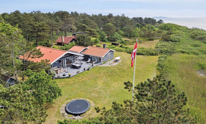 Øer Strand House | Fantastic summer house with sea view
