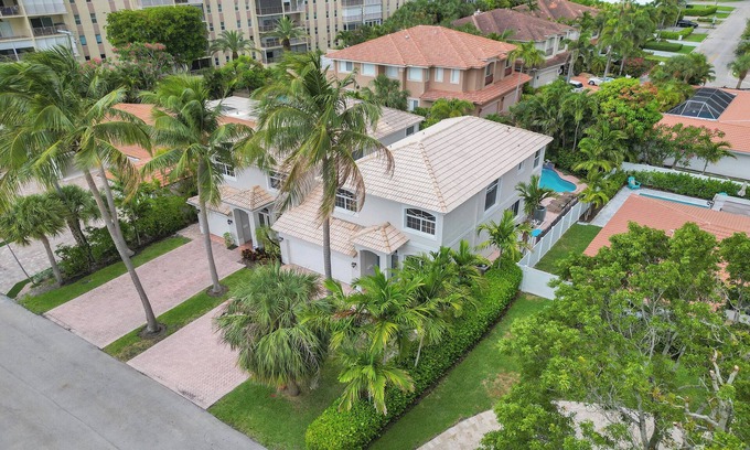 Lauderdale-by-the-Sea House | FANTASTICAL LOCATION 2.5 blocks Publix, Beach, Dining,Shops All Waiting for YOU!