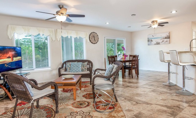 Keaau House | Fantastic vacation home with large lanai, private washer/dryer, and WiFi