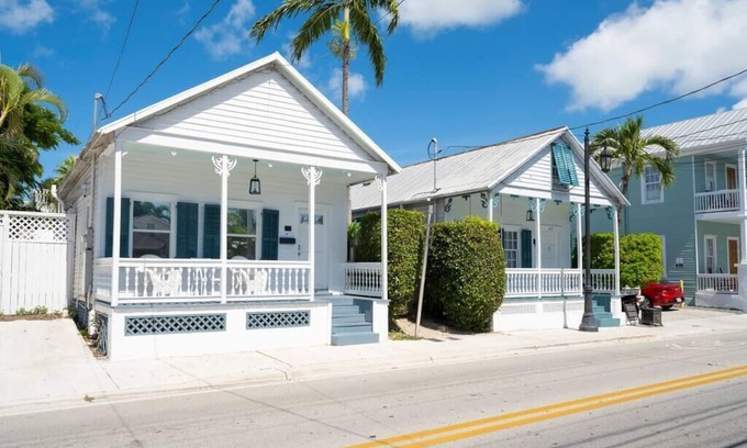 Old Town House | Fantasy Tonight Pool Walk to Duval Sleeps 16