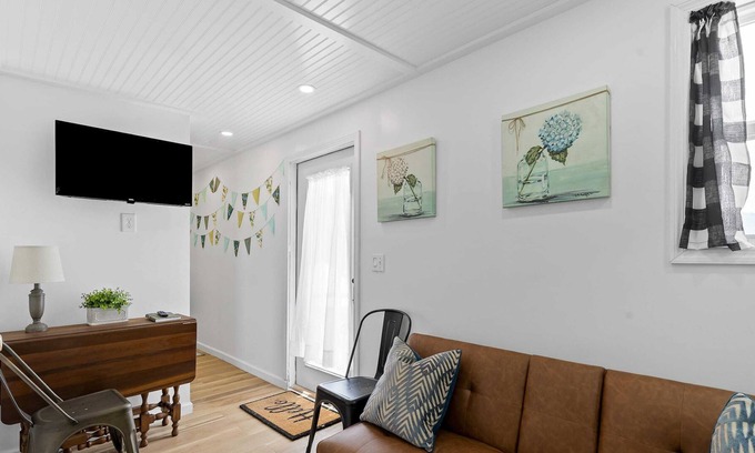 Lookout Valley Neighborhood Association House | Farm Stay w/Pool-15min to Chattanooga-2 Tiny Homes