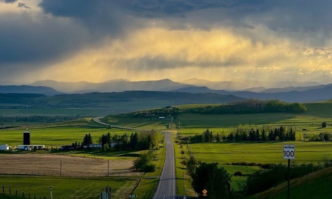 Calgary Other | Farm Two53's Mid-Century Modern Enid house - Wood-fired Hot Tub & Sauna