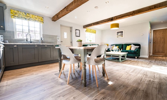 Dunholme Cottage | FARMCOURT BARN 57 EASTFIELD LANE, family friendly in Welton