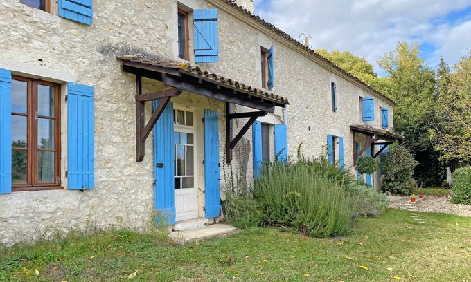 Eymet House | Farmhouse Sleeps 11 with Shared Pool