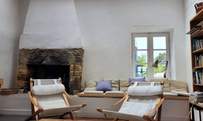 Locmaria House | Farmhouse with large garden surrounded by sea