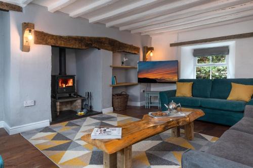 Bryn-crug House | Farmhouse with Log Fire & On-Site Dog Field