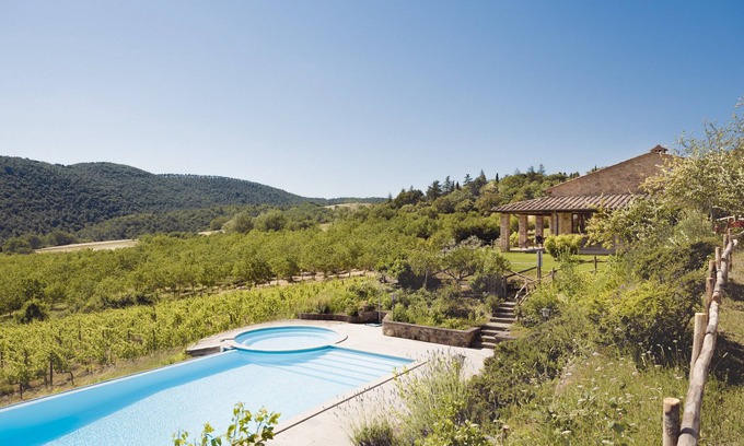Montepulciano Villa | Farmhouse with Swimming Pool in Montepulciano