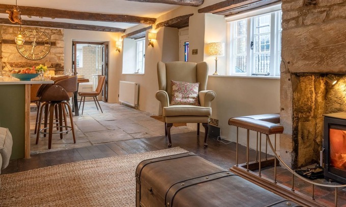 Burford Cottage | Farthingdales - sleeps 4 guests in 2 bedrooms