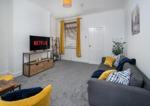 Goole Apartment | Fascinating 4 Bedroom House in Sicily with Free Street Parking